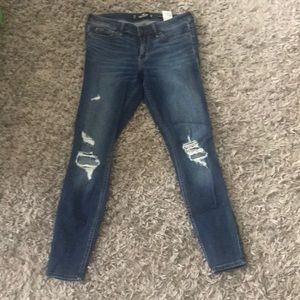 Hollister jeans. Slightly destroyed. Sz 7R. EUC